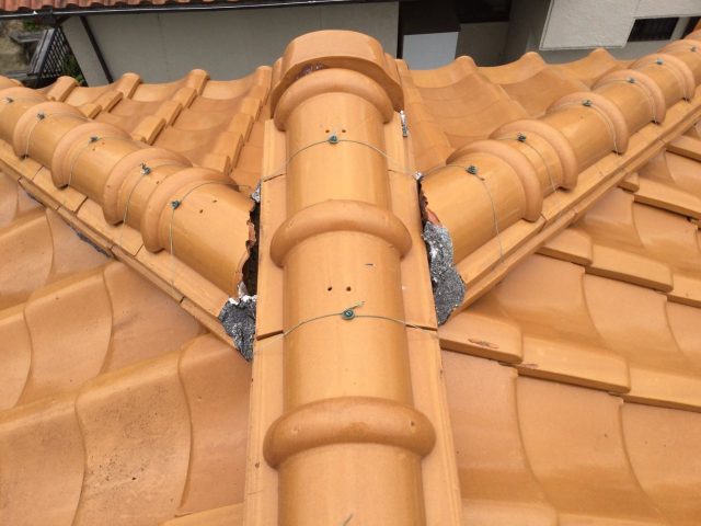 明石市で漆喰が欠損して隙間が空いた棟瓦